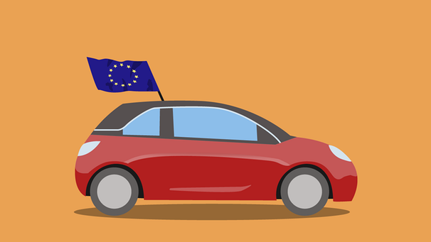 Ein Auto mit einer Europaflagge  | Bild: BR 