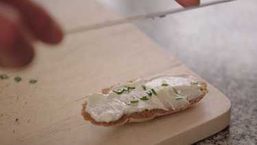 Essbare Zimmerpflanzen mit Till Hägele (BG München): Quarkbrot mit Zimmerknoblauch | Bild: BR / Michael Ackermann