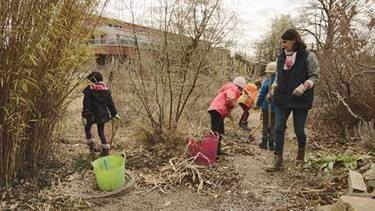 Frühjahrsputz im Naturkindergarten St. Georg in Pöring | Bild: BR