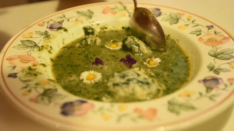 rezept fruhlingssuppe erste krauter sammeln querbeet br fernsehen fernsehen br de