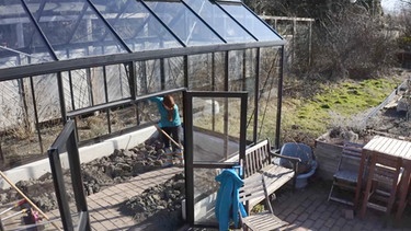 Beeren schneiden und Gewächshaus bepflanzen im Querbeet-Garten mit Sabrina NItsche | Bild: BR / Detlef Krüger