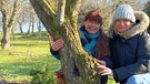 Drei Gartenschätze in Vilsbiburg: alter Mirabellenbaum, der Gemüsegarten, die Blumenwiese mit Sabrina Nitsche und Andrea Fella
| Bild: Tobias Bode