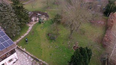 Drei Gartenschätze in Vilsbiburg: alter Mirabellenbaum, der Gemüsegarten, die Blumenwiese mit Sabrina Nitsche und Andrea Fella
| Bild: BR / Michael Ackermann