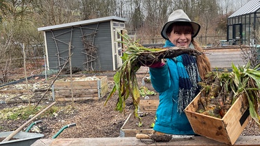 Hochbeete vorbereiten im Querbeet-Garten mit Sabrina Nitsche | Bild: Tobias Bode