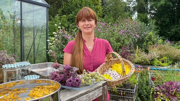 Kräutertees und Blutweiderich-Fingerfood im Querbeet-Garten mit Sabrina Nitsche | Bild: BR / Michael Ackermann