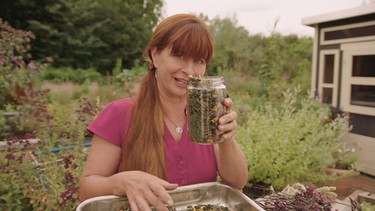 Kräutertees und Blutweiderich-Fingerfood im Querbeet-Garten mit Sabrina Nitsche | Bild: BR / Michael Ackermann