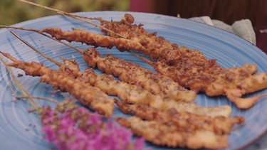 Kräutertees und Blutweiderich-Fingerfood im Querbeet-Garten mit Sabrina Nitsche | Bild: BR / Michael Ackermann