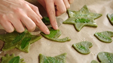 Wildkräuterplätzchen und Wilde Weihnachtsbällchen mit Nadine Haser (Kasing, Lkr. Eichstätt)
| Bild: BR / Michael Ackermann