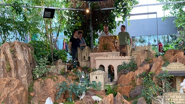 Orientalische Rundkrippe im Botanischen Garten Augsburg bauen: Hanna Riepl Cordula Schwarze Thorsten Klostermeir und Julia Schmidt | Bild: Julia Schade