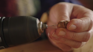 Naturschmuck: Baumperlenanhänger mit TTamara Leuthe-Hontecillas (Weiler im Allgäu, Lkr. Lindau) | Bild: BR / Michael Ackermann