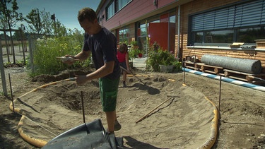 Teich bauen mit Kindern | Bild: BR