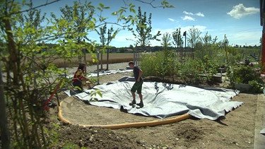 Teich bauen mit Kindern | Bild: BR