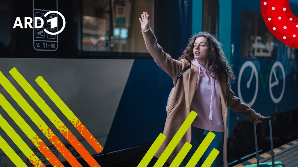 Eine junge Frau steht mit einem Koffer am Bahnhof vor einem Zug und winkt zum Abschied in die Ferne. | Bild: colourbox.com/Bildmontage: BR