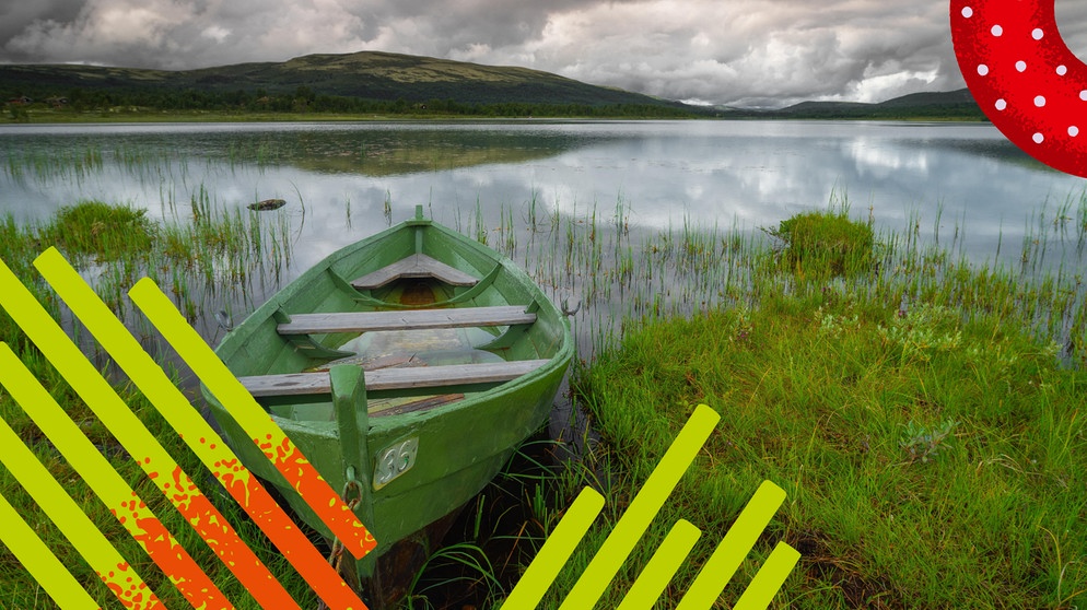 Ein Boot liegt am Ufer eines Sees mit ruhigem Wasser | Bild: picture alliance / imageBROKER | Karsten Jeltsch/ Bildmontage BR