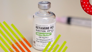Eine Injektionsflasche mit Ketamin. | Bild: picture alliance/AP Photo | Teresa Crawford/Bildmontage:BR