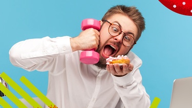 Ein Mann sitzt vor seinem Laptop verschlingt einen Donut und hält eine Hantel in der Hand. | Bild: picture alliance / Zoonar | Khosrow Rajab Kordi/Bildmontage BR