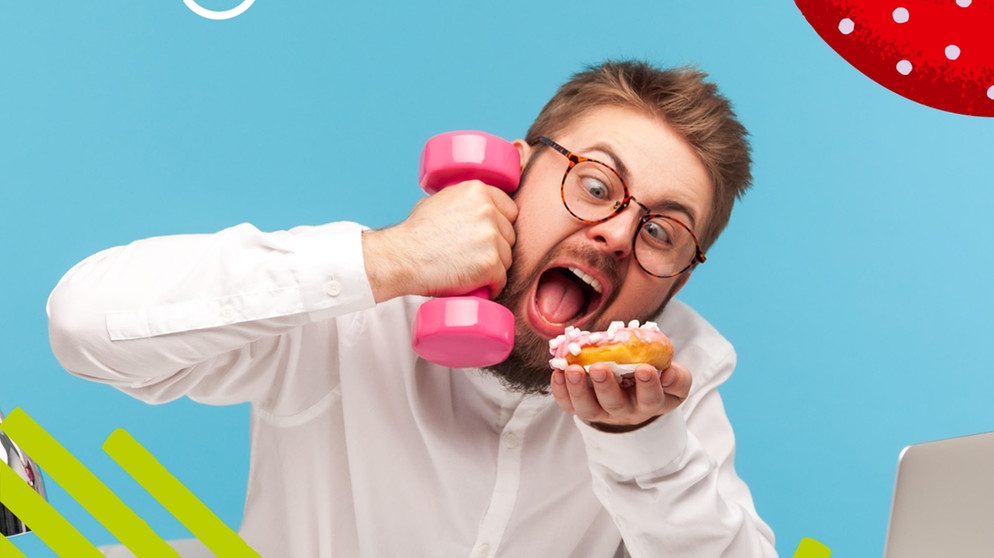 Ein Mann sitzt vor seinem Laptop verschlingt einen Donut und hält eine Hantel in der Hand. | Bild: picture alliance / Zoonar | Khosrow Rajab Kordi/Bildmontage BR