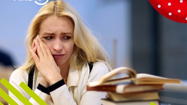 Eine junge Frau sitzt an einem Schreibtisch uns sieht lustlos auf einen Stapel Bücher. | Bild: picture alliance/dpa | Markus Hibbeler/Bildmontage: BR