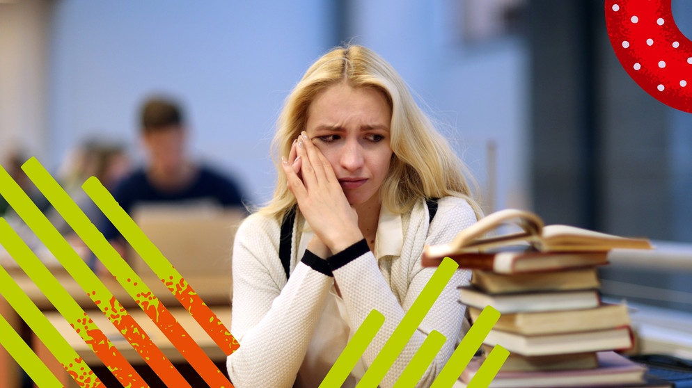 Eine junge Frau sitzt mit ängstlichem Blick am Schreibtisch mit Büchern neben sich. | Bild: picture alliance / dpa Themendienst | Markus Hibbeler/Bildmontage:BR