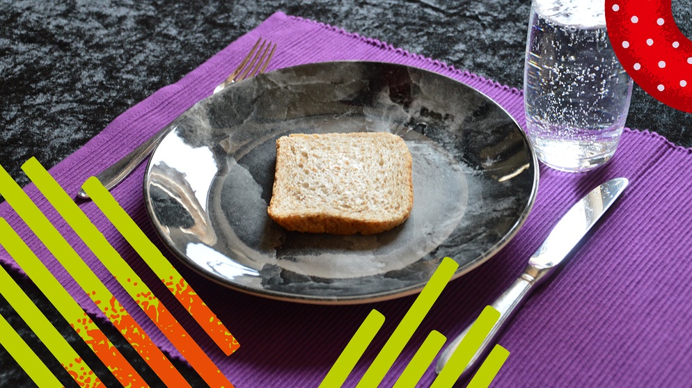 Ein Teller mit einem trockenen Stück Toast und ein Glas Wasser stehen auf einem Tisch. | Bild: Colourbox.com/ Bildmontage BR