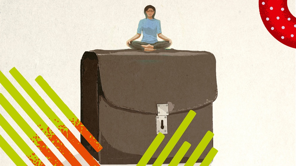 Eine Person sitzt im Yogasitz ganz entspannt auf ihrer übergroßen Aktentasche | Bild: picture alliance / Westend61 | Gary Waters