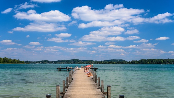 Steg am Starnberger See mit Badegästen | Bild: mauritius images / Udo Siebig