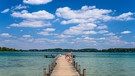 Steg am Starnberger See mit Badegästen | Bild: mauritius images / Udo Siebig