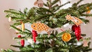 Weihnachtsbaumschmuck mit verzierten Anhängern aus Lebkuchenteig | Bild: mauritius images / KPixMining / Alamy / Alamy Stock Fotos