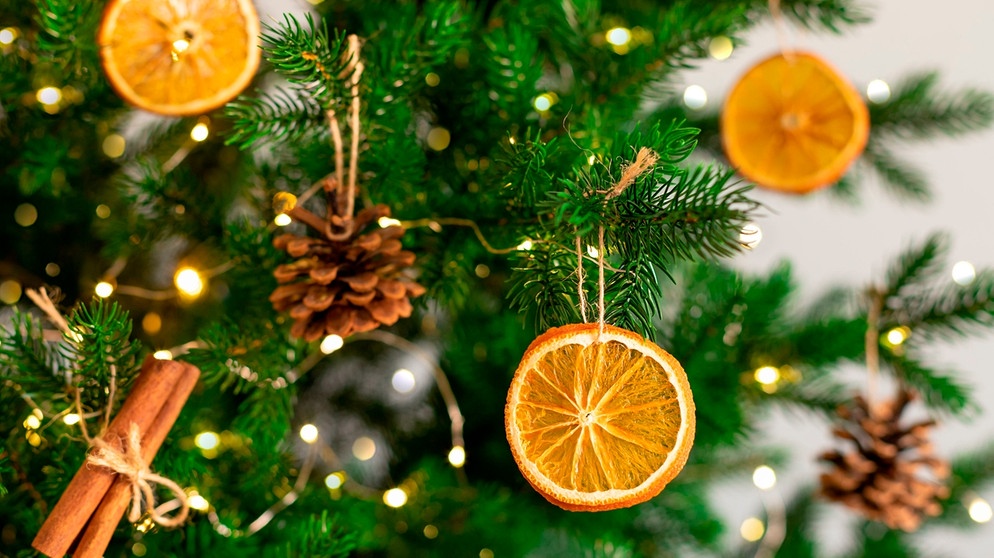 Weihnachtsbaumschmuck mit getrockneten Orangenscheiben, Zimtstangen und Kieferzapfen | Bild: mauritius bilder / Liudmila Naumova / Alamy / Alamy Stock Fotos