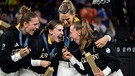 Marie Reichert, Elisa Mevius, Sonja Greinacher und Svenja Brunckhorst jubeln bei der Siegerehrung über den Sieg und die Gold Medaille im 3x3 Basketball bei den Olympischen Spielen in Paris 2024. | Bild: picture alliance / Eibner-Pressefoto | Eibner-Pressefoto/Memmler