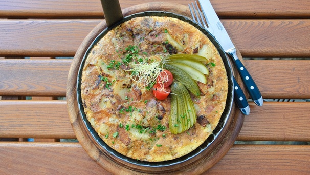 Bauernfrühstück in einer Pfanne angerichtet | Bild: mauritius images / Ernst Wrba