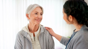 Physiotherapeutin berät Patientin in einer Praxis | Bild: mauritius images / Yuri Arcurs / Alamy / Alamy Stock Fotos