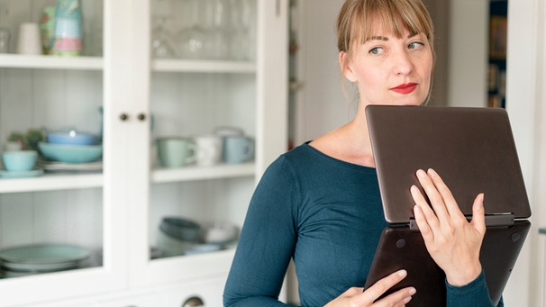 Frau mit Laptop in der Hand | Bild: mauritius images / Westend61 / Kniel Synnatzschke