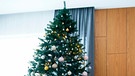 Großer Weihnachtsbaum ist nur mit Kugeln in Gold, Silber, Rosé und Blau geschmückt | Bild: mauritius images / Olena Rudo / Alamy / Alamy Stock Fotos