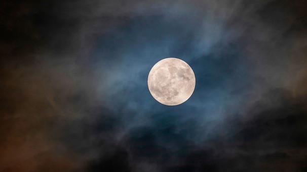 Ein Vollmond in einer wolkigen Nacht | Bild: mauritius images / Blickwinkel / Alamy / Alamy Stock Photos