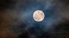 Ein Vollmond in einer wolkigen Nacht | Bild: mauritius images / Blickwinkel / Alamy / Alamy Stock Photos