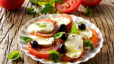 Tomatensalat mit Büffelmozzarella | Bild: mauritius images / Paul Williams - Funkystock / imageBROKER