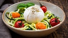 Traditionelle italienische Burrata auf einem Teller Zucchini-Nudeln angerichtet | Bild: mauritius images / Westend61 / Larissa Veronesi