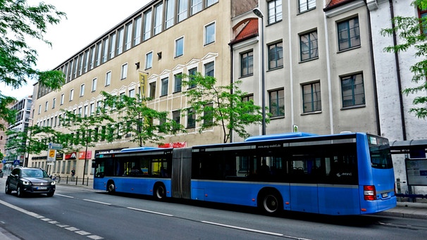 Ein Linienbus steht an einer Haltestelle in München | Bild: mauritius images / Supa Poolsub