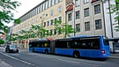 Ein Linienbus steht an einer Haltestelle in München | Bild: mauritius images / Supa Poolsub