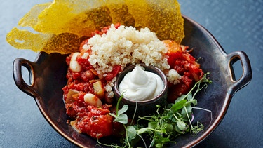 Tomaten-Bohnen-Gemüse mit Couscous und Sauerrahm | Bild: mauritius images / foodcollection / Liv Friis