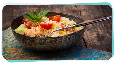 Frischer Couscous als Salat angerichtet | Bild: mauritius images / Westend61 / Larissa Veronesi /Montage BR