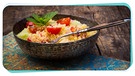 Frischer Couscous als Salat angerichtet | Bild: mauritius images / Westend61 / Larissa Veronesi /Montage BR