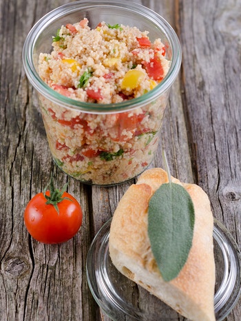 Frischer Couscous als Salat angerichtet | Bild: mauritius images / Westend61 / Doris.H