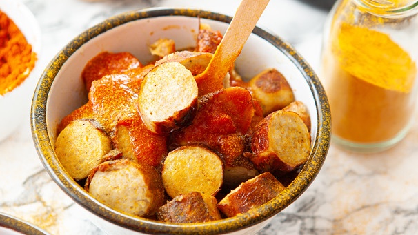 Currywurst - ein geniales Rezept für Silvester | Bild: picture alliance / Zoonar | Barbara Neveu