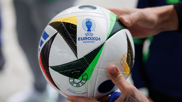 Blick auf den offiziellen Spielball | Bild: picture alliance/dpa | Friso Gentsch