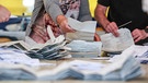 Zahlreiche Wahlhelfer sind mit der Stimmenauszählung der Briefwahlstimmen zur Europawahl beschäftigt. Die Europawahl begann am 6. Juni. In Deutschland wurde am 9. Juni gewählt. | Bild: picture alliance/dpa | Jan Woitas