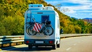 Wohnmobil befährt eine Straße auf Sardinien mit einem Heck-Fahrradträger | Bild: mauritius images / Roman Babakin / Alamy / Alamy Stock Photos
