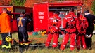 Feuerwehr bei der Waldbrandbekämpfung in Bayern | Bild: mauritius images / Peter Lehner