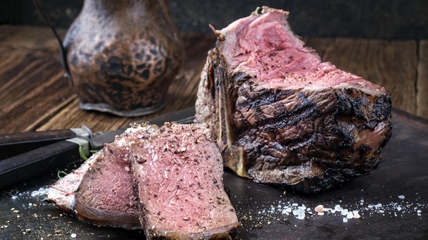 Gegrilltes T-Bone-Steak liegt auf einem Teller.  | Bild: mauritius-images / Zoonar GmbH / Alamy